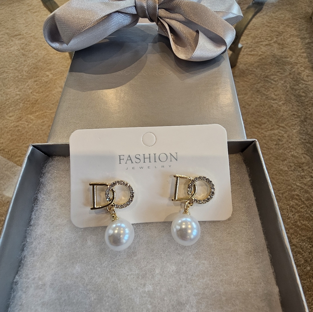 Fashion Jewelry Gold and White Pearl Earrings